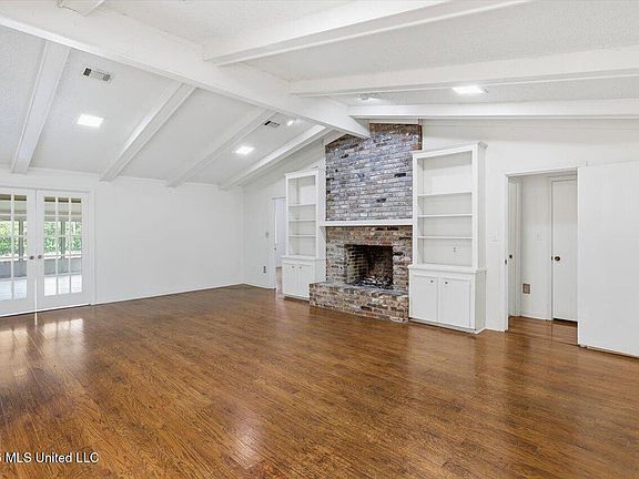 3rd image of 300 Whippoorwill Rd