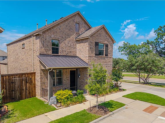 4th image of 2208 Royal Crescent Dr N