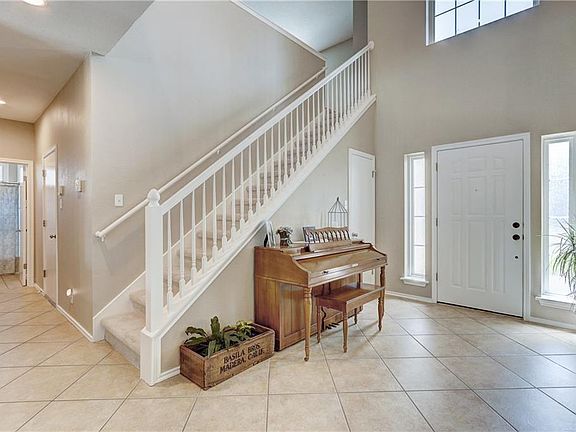 3rd image of 8118 Hawick Dr