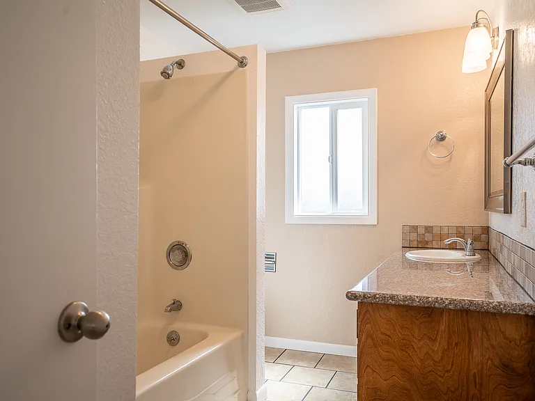 main bathroom with shower/tub