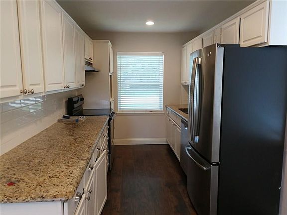 2nd image of 1402 Deepwood Dr
