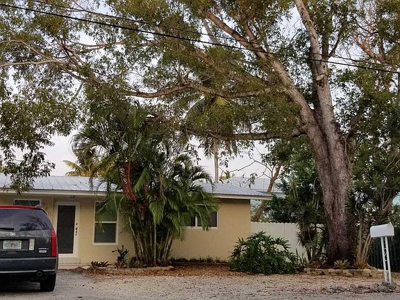2nd image of 980 Oleander Rd