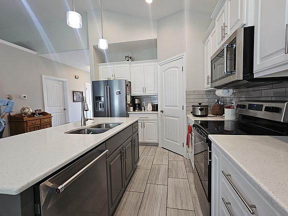 5th image of 109 S Vine St