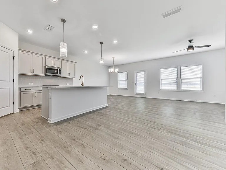 611 Elwick Ln — Photo 4