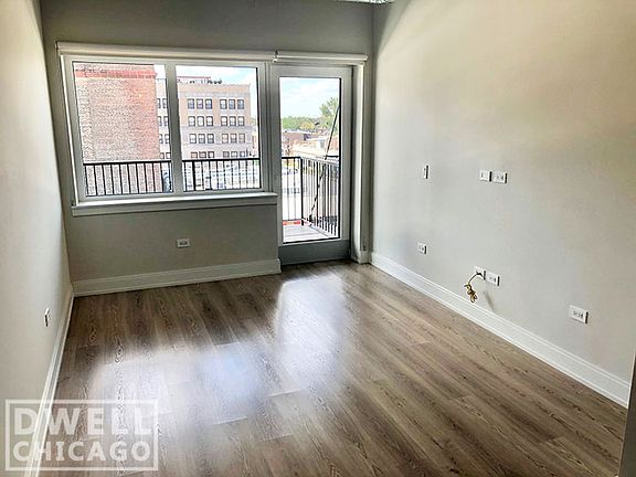 2nd image of 945 W Belmont Ave #504