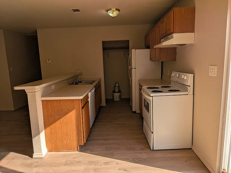 6205 S Lakeside Hills Ct — Photo 4
