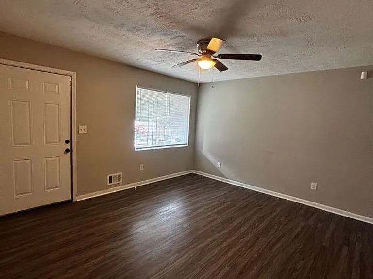 2204 Sandra Ct — Photo 9