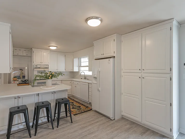 215 Donna Dr — Photo 2
