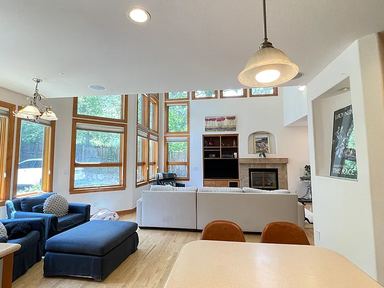 560 University Ave — Photo 33
