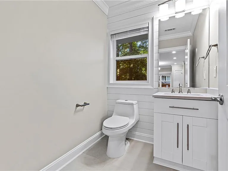 1841 Gainsborough Dr — Photo 9
