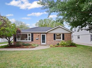 837 E Rockland Rd, Libertyville, IL 60048