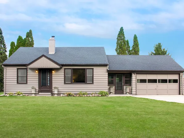 2022 Edgewater Dr, Grafton, WI 53024
