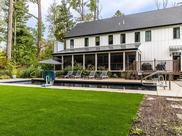 9350 Lakeside Ln, Lakeside, MI 49116