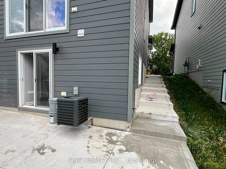 34 Julie Cres #LOWER — Photo 8