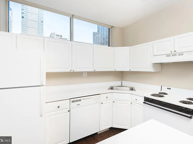 220-2 S 16th St #1002 — Photo 14