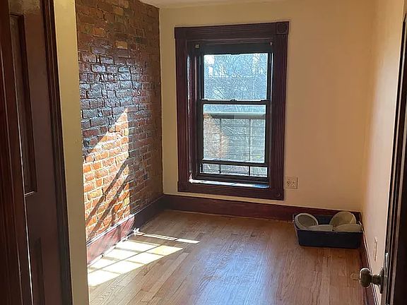 3rd image of 368 Bainbridge St APT 3