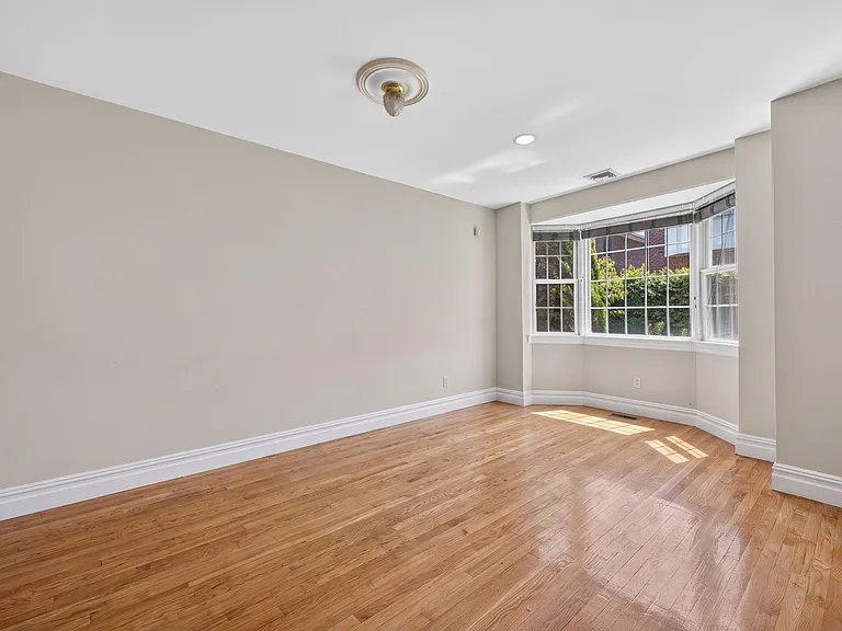 4C Nassau Dr — Photo 16