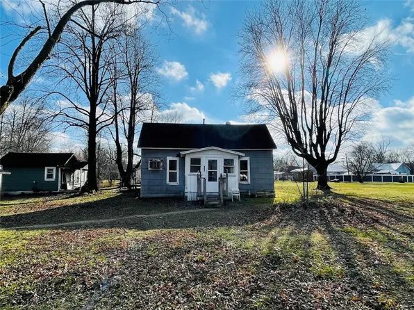 205 E Green St, Willow Hill, IL 62480