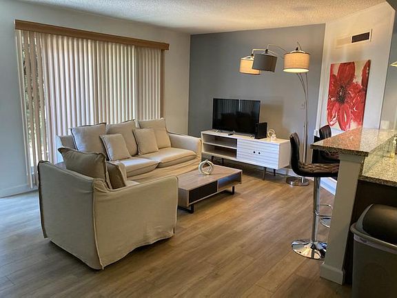 5th image of 967 S Barrington Ave APT 3