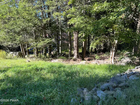 271 N Gate Rd, Lake Ariel, PA 18436