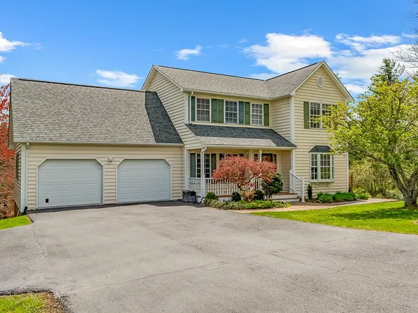 78 Stonebrook Dr, Galax, VA 24333