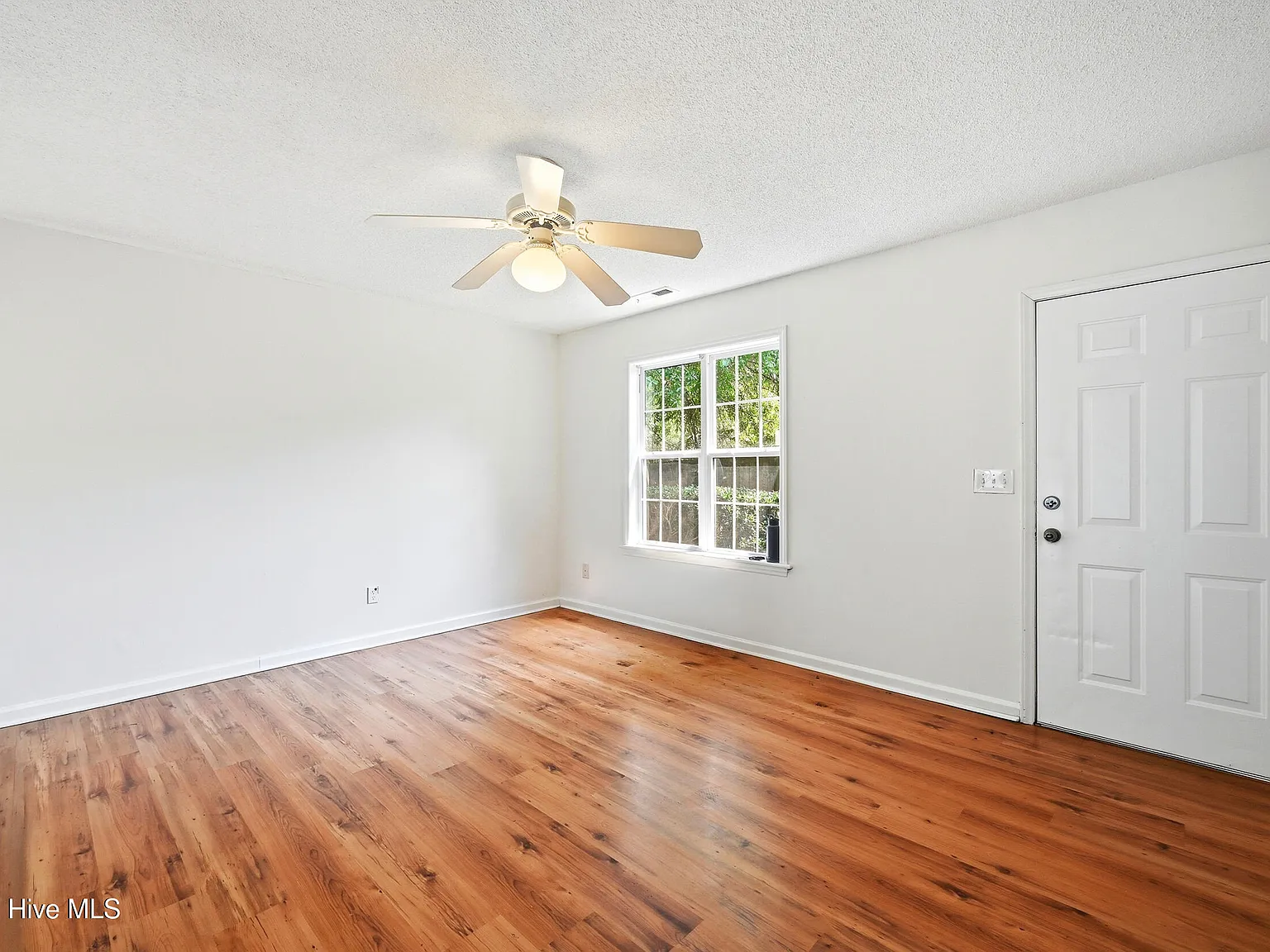 3 bed, 2.0 bath, 1016 sqft, $1,800 — Photo 3