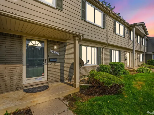 26066 Franklin Pointe Dr, Southfield, MI 48034