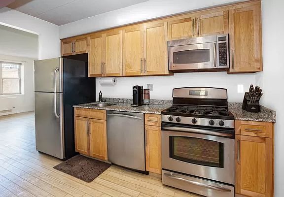 5th image of 516 W 47th St APT N6j
