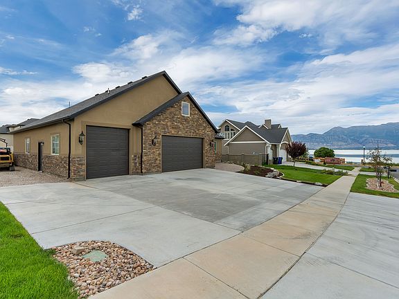 3rd image of 202 E Spinnaker Bay Dr
