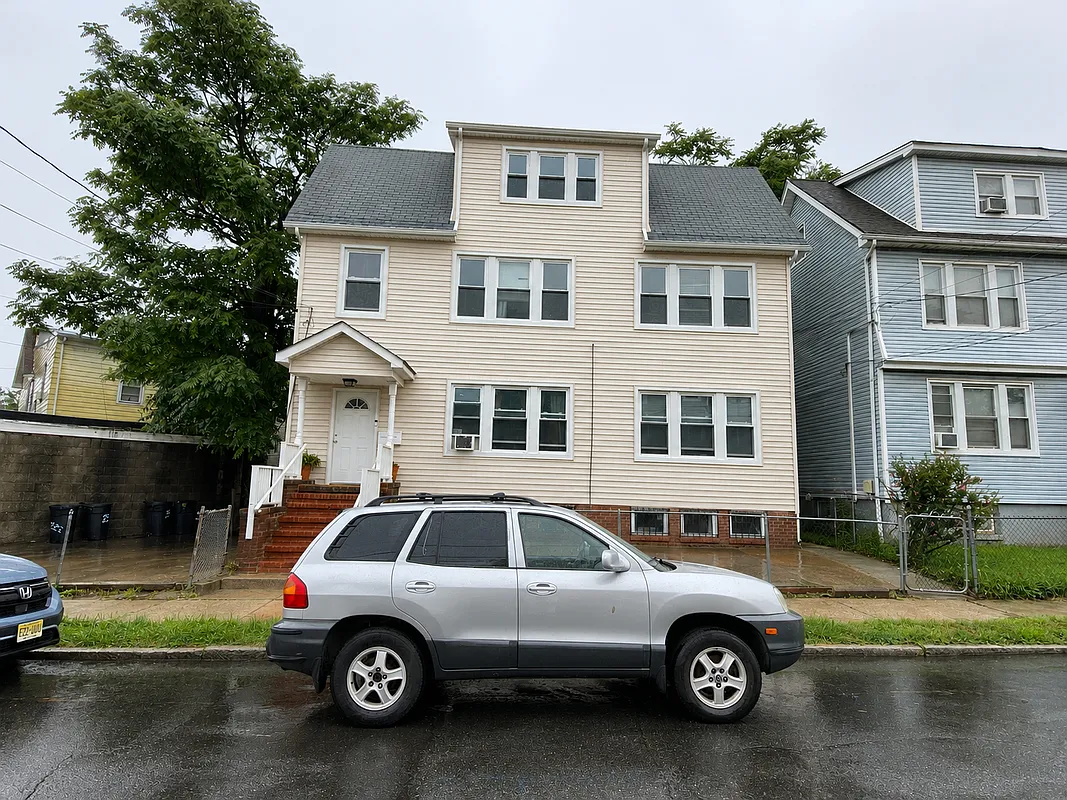 3 bed, 1.0 bath, 999 sqft, $2,400 — Photo 1