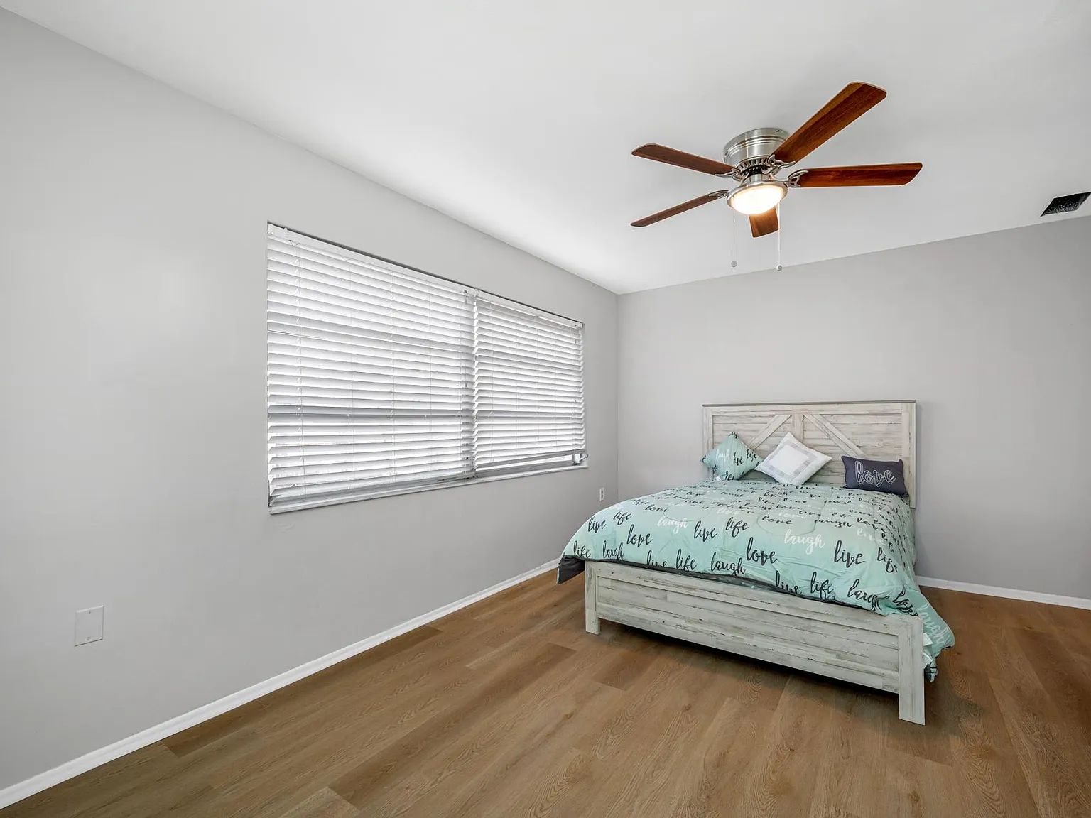 4 bed, 3.0 bath, 2000 sqft, $724 — Photo 2