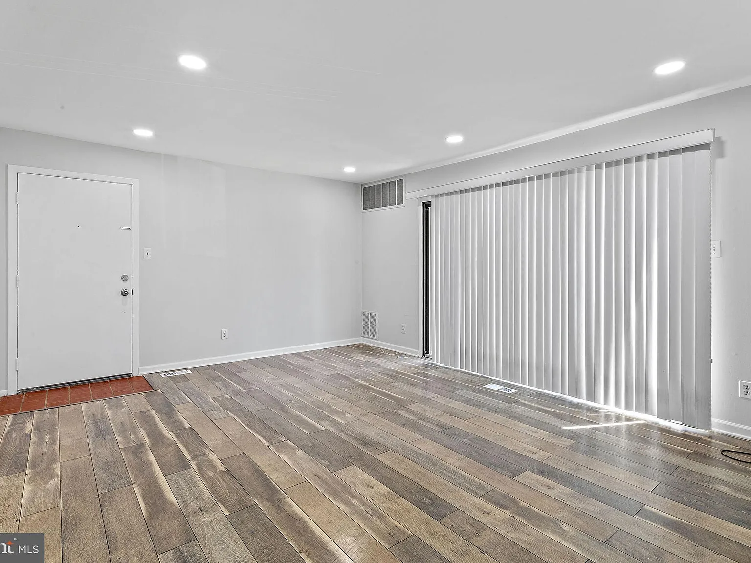 2 bed, 940 sqft, $2,100 — Photo 2