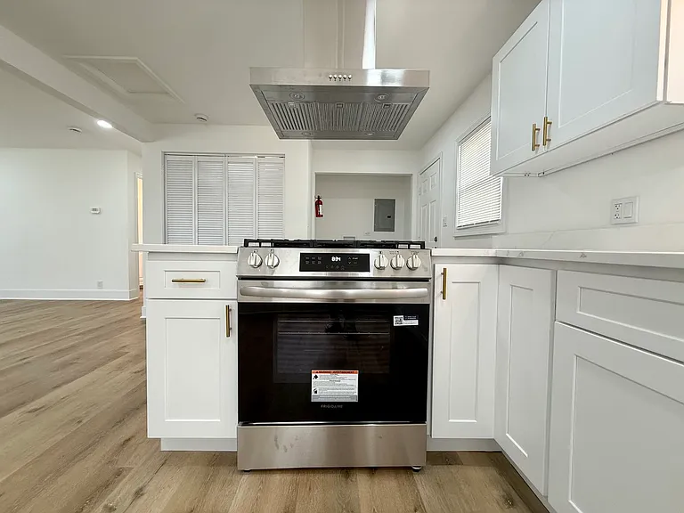14916 Langley Ave — Photo 10