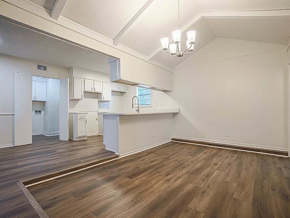 4th image of 3766 Saint Elmo Ave
