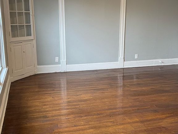 5th image of 301 E Locust St #1/2