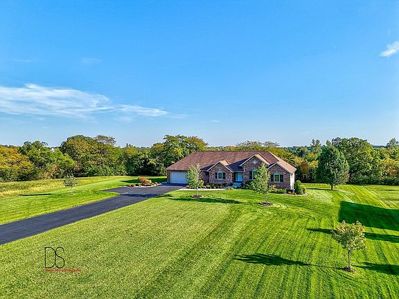 3rd image of 2320 Oakwood Ln