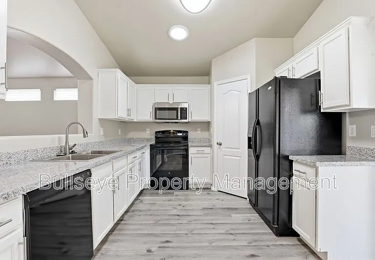310 E Payton St — Photo 7
