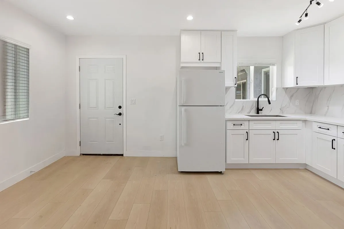 1 bed, 1.0 bath, 400 sqft, $1,800 — Photo 1