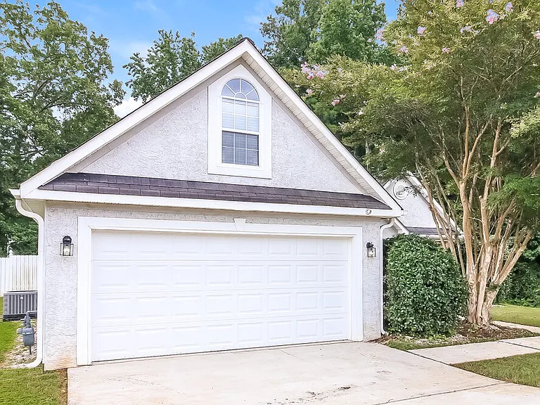 1303 Vine Cir — Photo 4