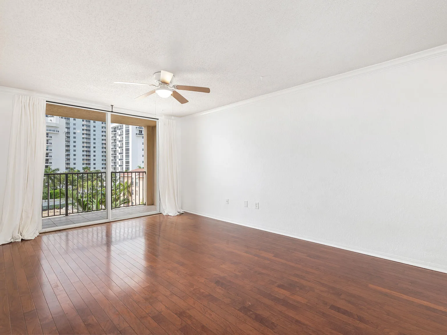 1 bed, 1.0 bath, 778 sqft, $2,300 — Photo 2