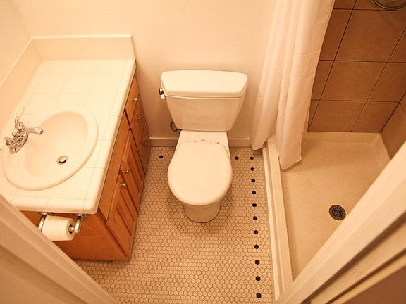 Single bathroom with ceramic tile.