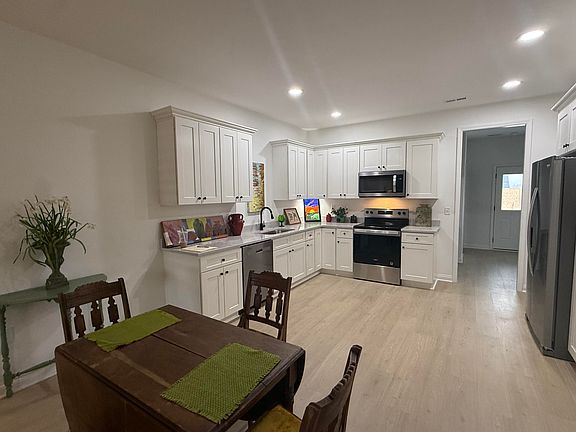4th image of 834 Ridgewood Dr #6