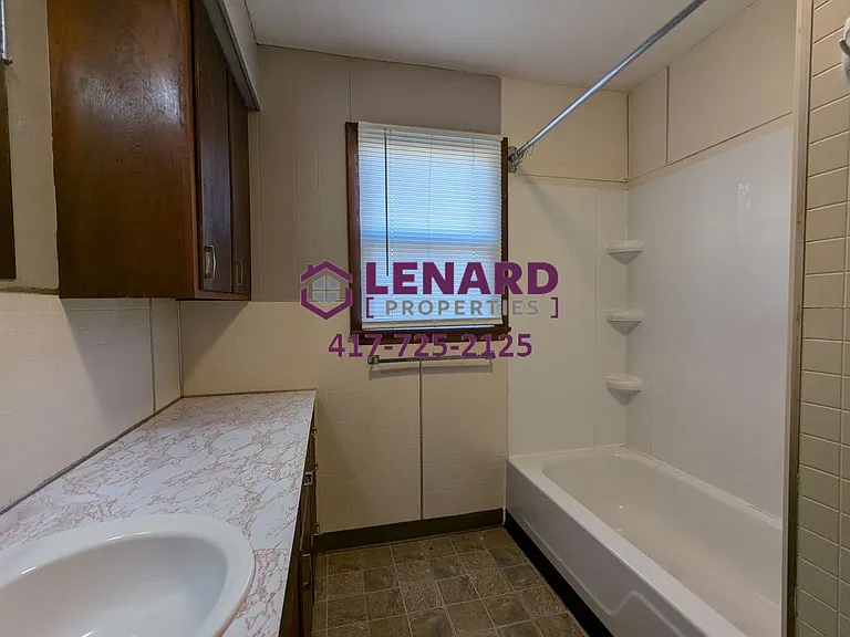 502-506 N Wilson Ave — Photo 8