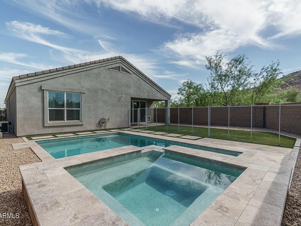 2004 E Park View Ln