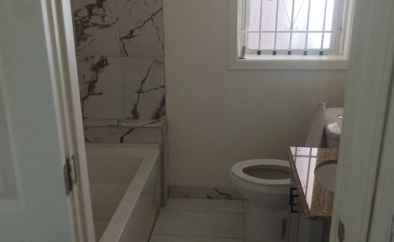2 bed, 900 sqft, $1,300 — Photo 2