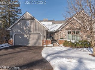 882 Hidden Ravines Ct, Birmingham, MI 48009