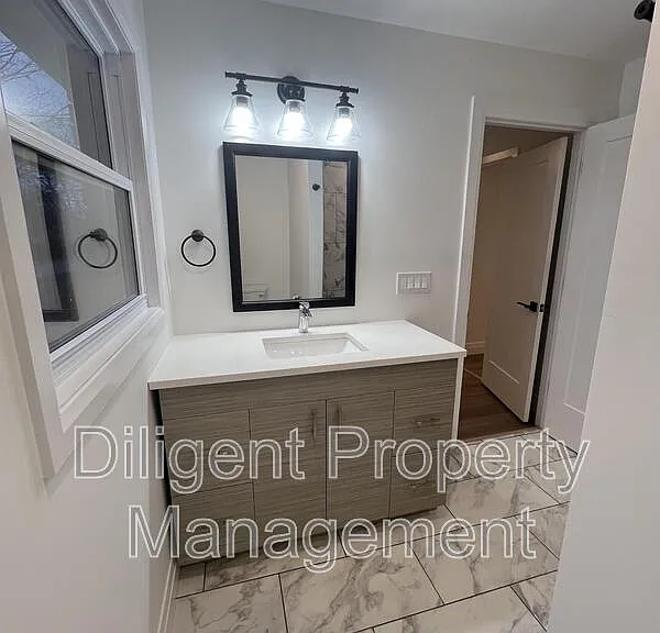438 Bellevue St #UPPER — Photo 24