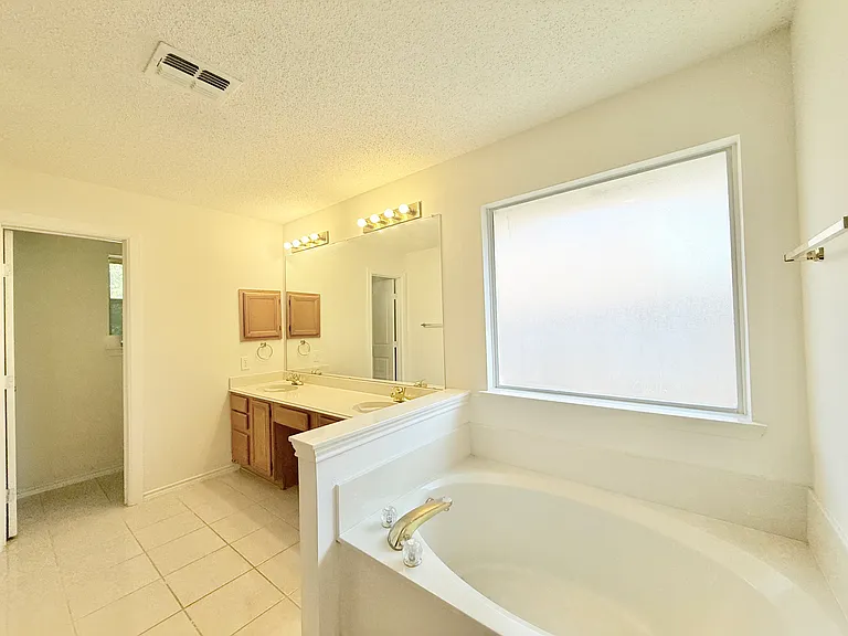 4512 Queenswood Dr — Photo 20