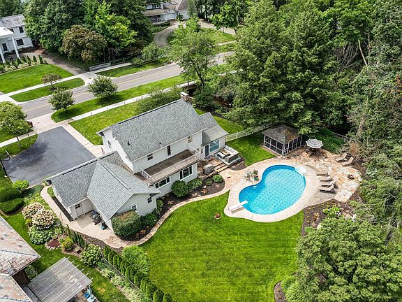 3rd image of 1304 Greenleaf Blvd