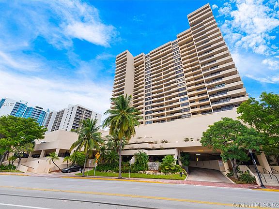 5th image of 2555 Collins Ave APT 303
